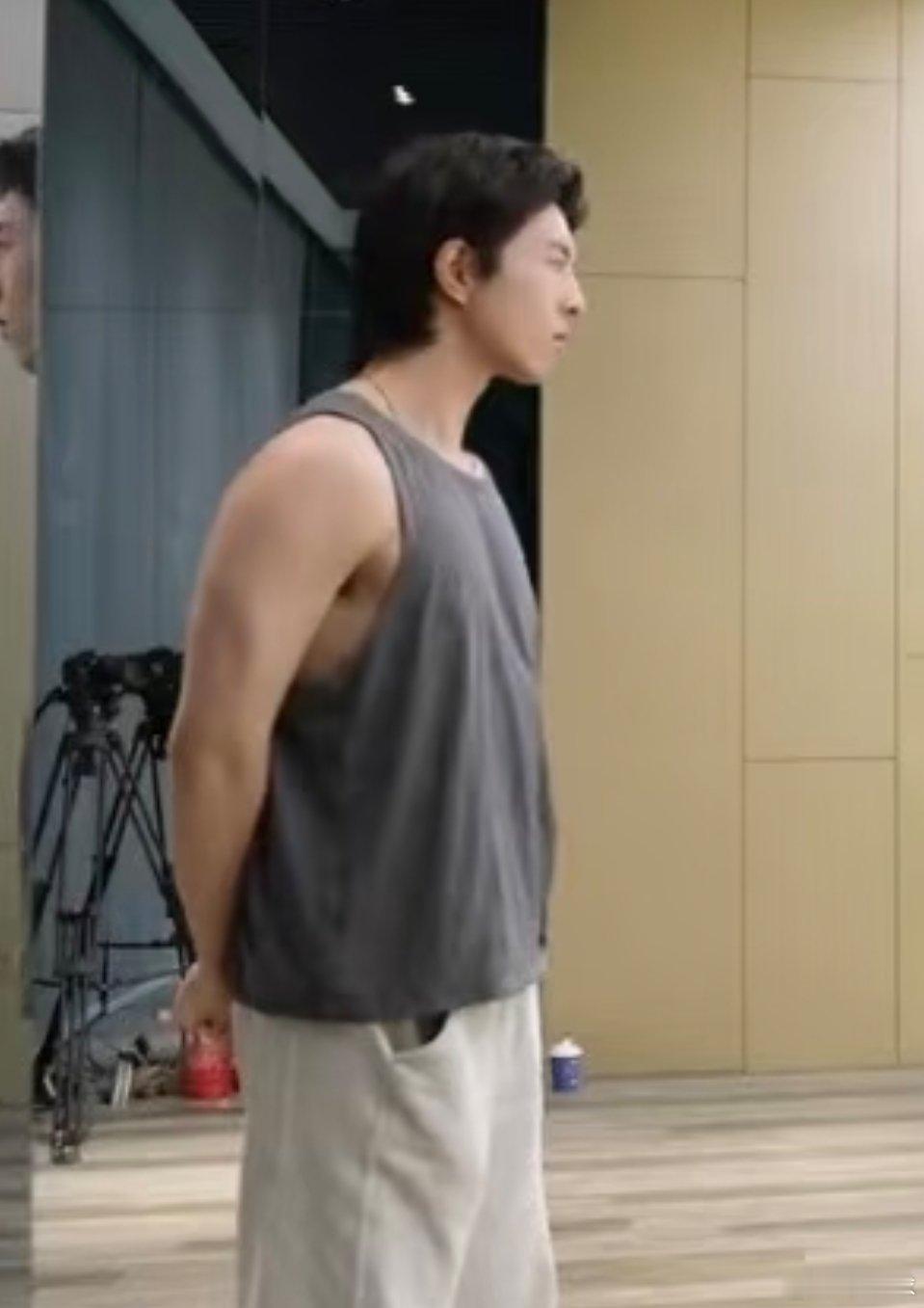 完全理解当初弄简说，第一眼看见邱鼎杰觉得跟自己心目中的盛少游还是有点差别