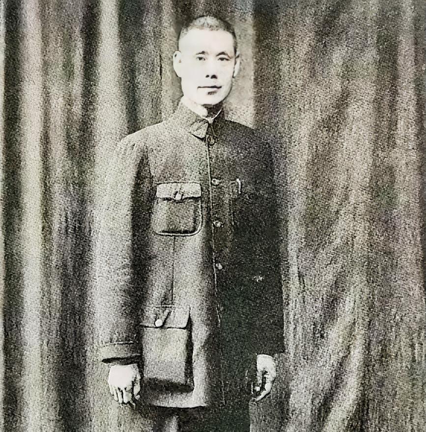1947年，国军32军参谋长率部起义，军长立即向蒋介石发报求援，谁知蒋介石的参谋