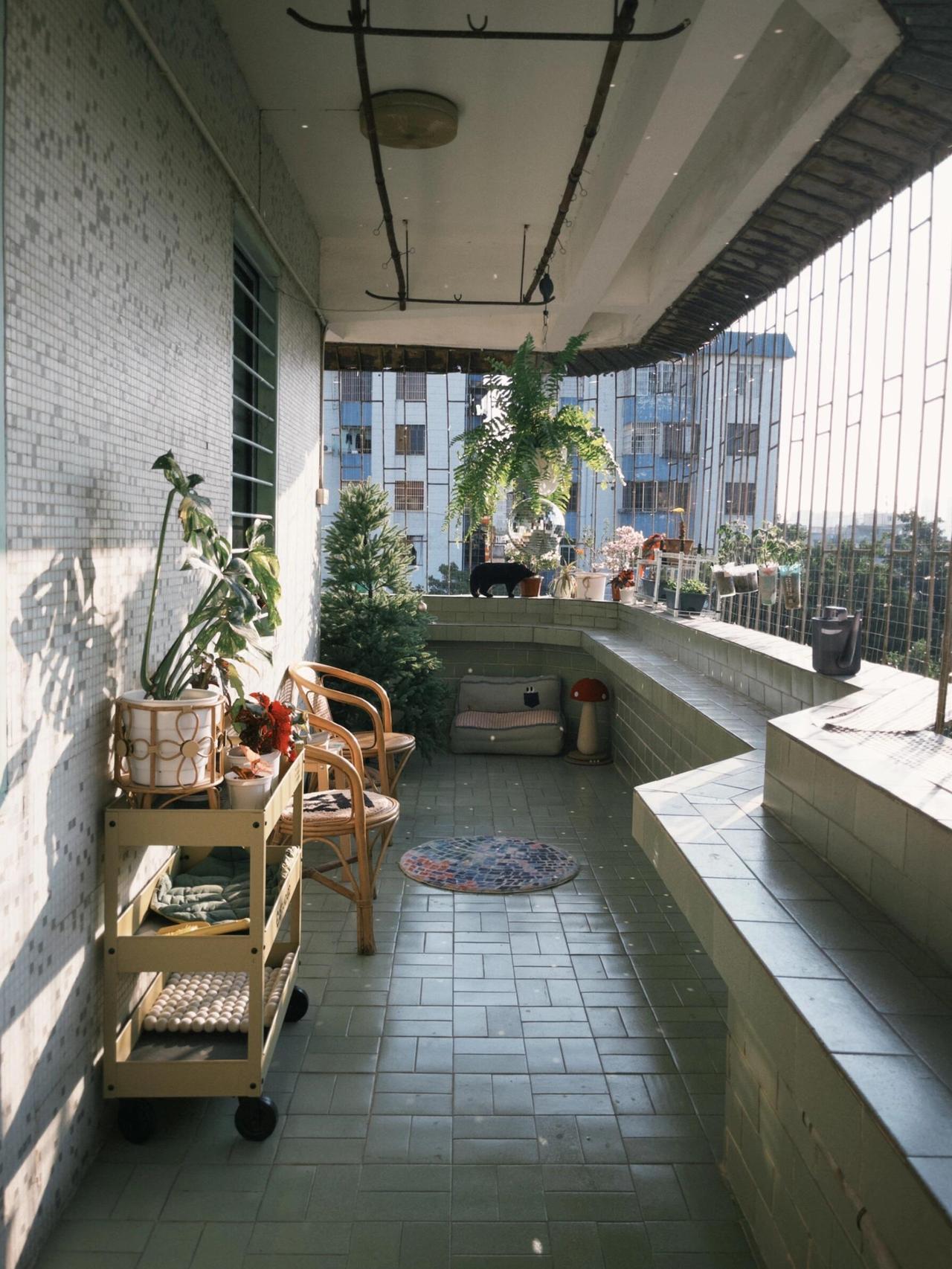 老房子真的很美，好有童年的时光，广东一男生晒出自己租的老房子，低饱和度的老木柜