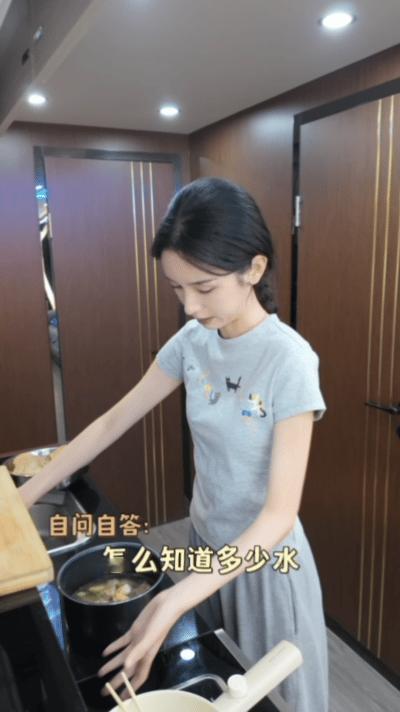 周也的做饭vlog就是生活调味剂！看她有条不紊地准备食材、烹饪美食，每一道菜都充