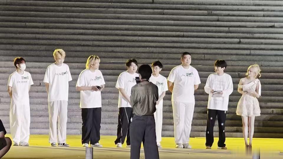 陈泽和张诗尧给白泽捧场西安已成白泽痛城西安街头随处可见白泽元素，再加上陈泽、张诗
