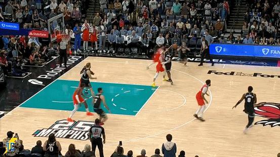 一觉醒来，跟我看球十年的老球迷朋友拍大腿吐槽。
说他昨天熬到两点看灰熊比赛，差点