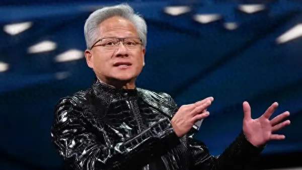 四万亿说没就没，黄仁勋说“会过去”，老伙计们的养老钱该信谁？