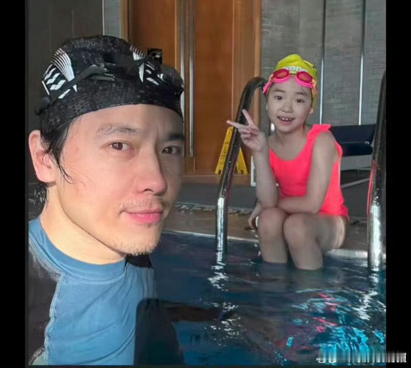 爸爸和爷爷奶奶为小酒窝庆生吹蜡烛切蛋糕，长辈满眼宠溺凝望宝贝，平凡日常，因小酒窝