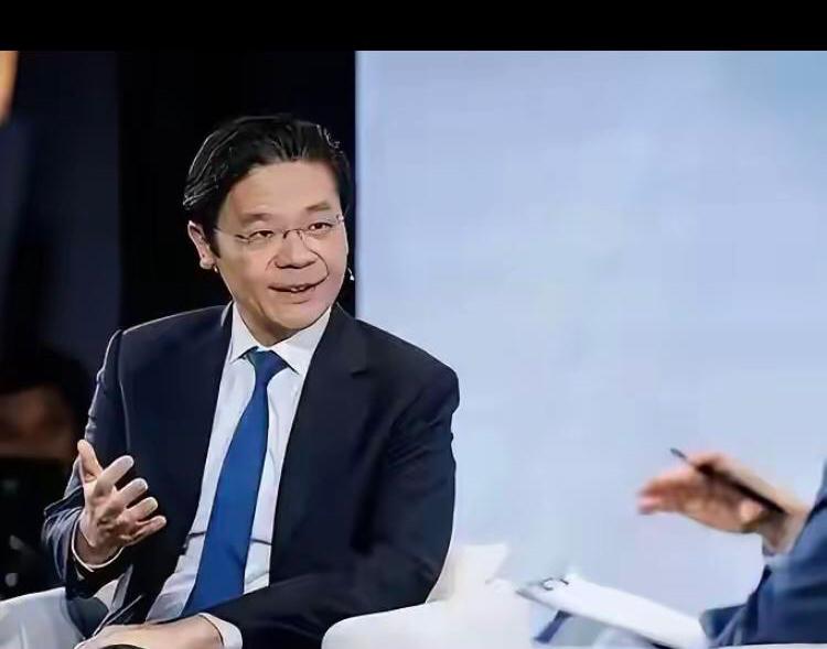 这是抱美国大腿吗
新加坡总理黄循财坐在加拿大电视台的聚光灯下，神情急切，语速紧凑