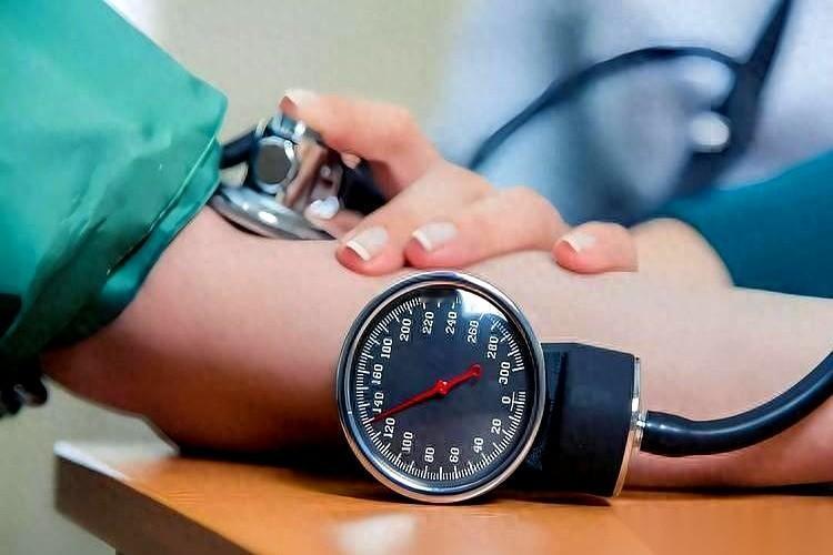 你身体里的警报，从来不会大张旗鼓地响。
它可能就是你早上起来，发现半边脸不听使唤