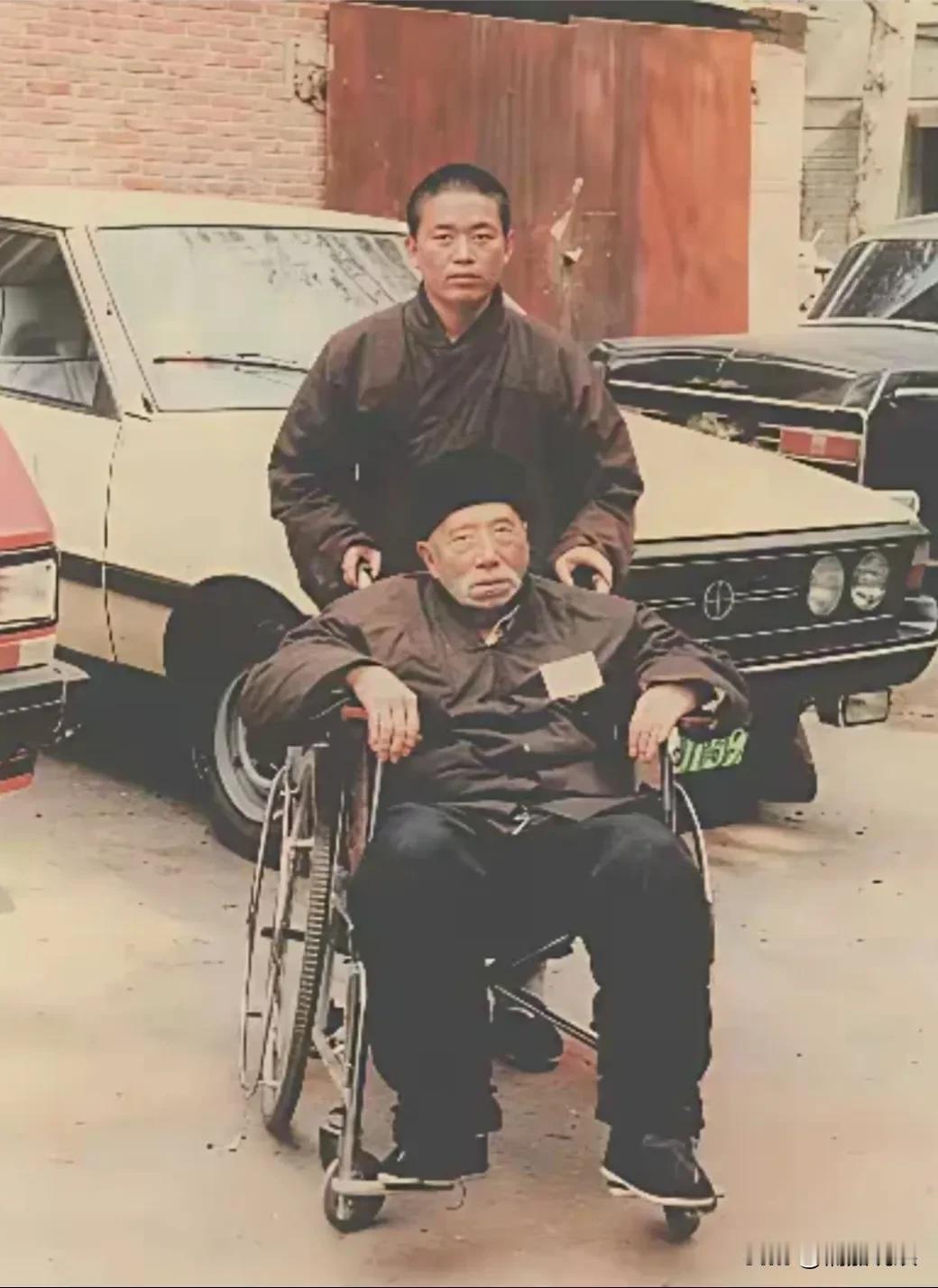 这是八十年代，释永信推着师傅出行的照片！
画面中的他，身材清瘦，头上还有短发，穿