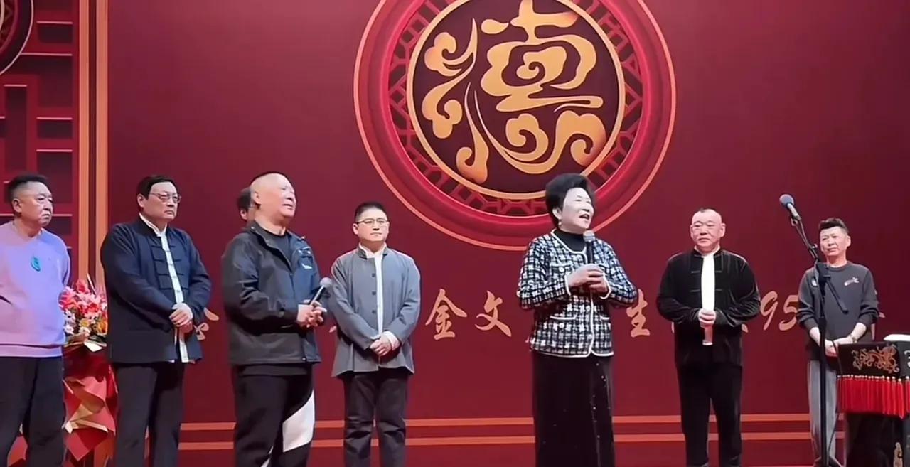 郭德纲举办了纪念师父金文声诞辰95周年纪念演出。
评书门的师兄弟大部分都来了，还