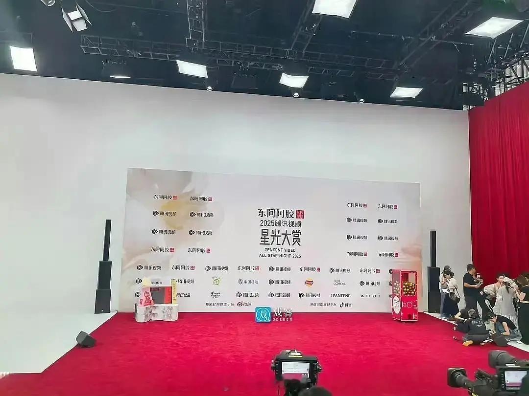 今年🥝🐧红毯谁办的更好点？🥝我之前没注意，但🐧太寒酸了星光大赏红毯