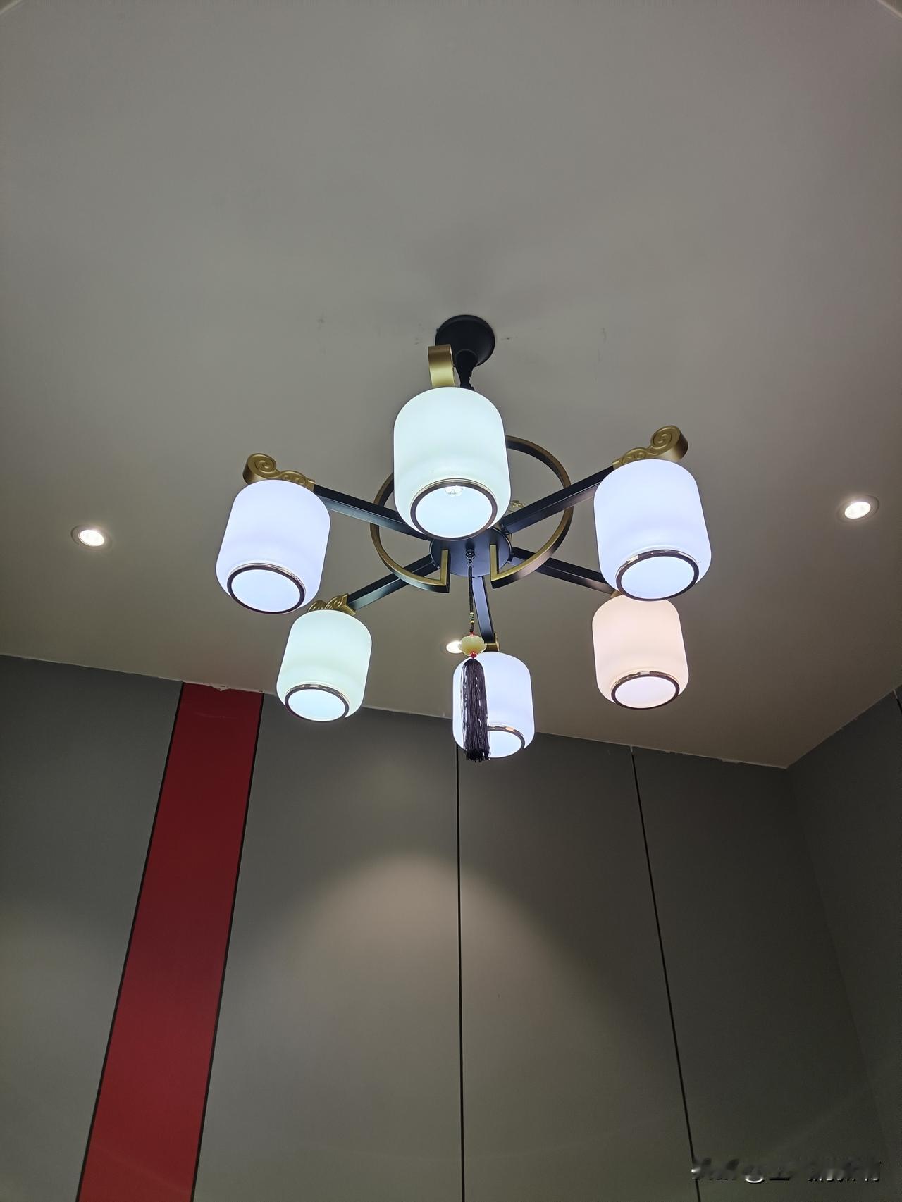 这灯不是一批了，坏了换一个，坏了换一个，有没有眼神好的给看看，最少修过几回了。