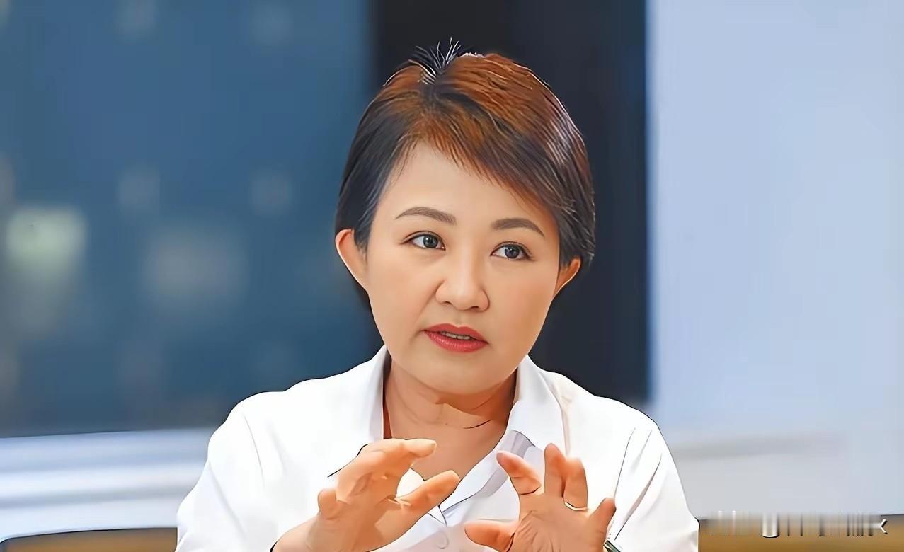 针对特朗普访华，卢秀芳给民进党提两点建议，暴露其内心的深层恐慌。

一个在地方当