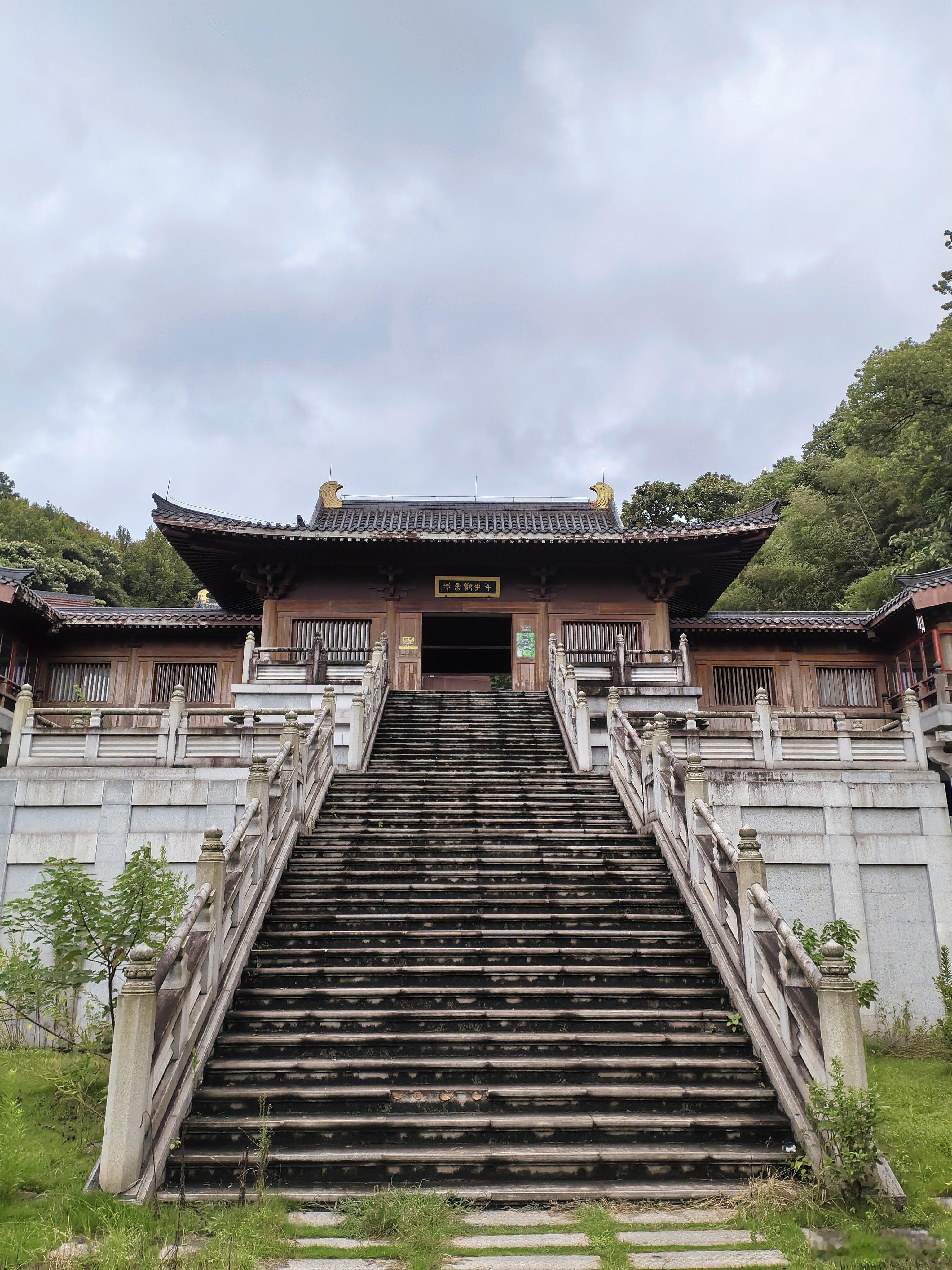 爬上来之后，古寺关门了，寺前是滔滔江水。据说教员青年时曾夜宿昭山。图4的静心语录