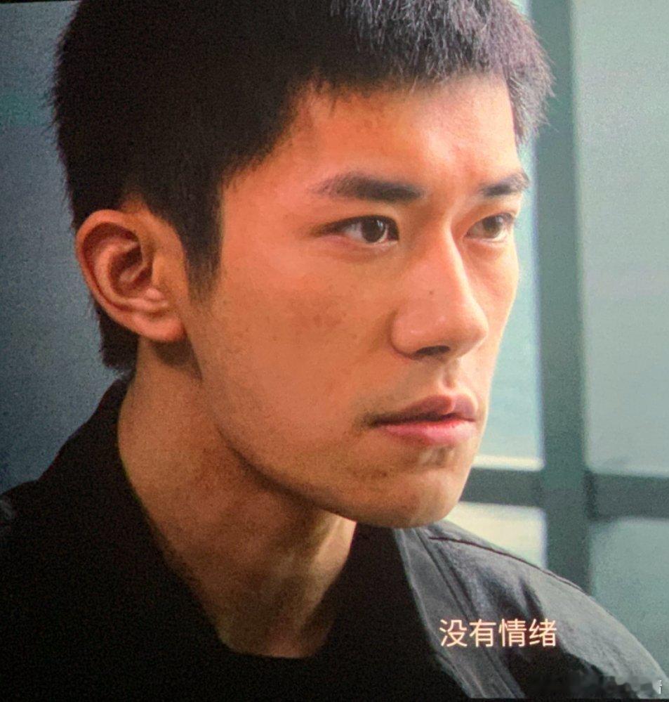 易烊千玺笑得人心都化了弟弟25岁，这么年轻大荧幕怼脸扛住了吗？ 