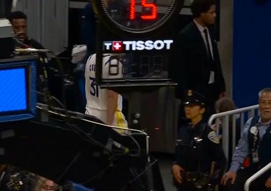 赛斯库里直接回更衣室了 