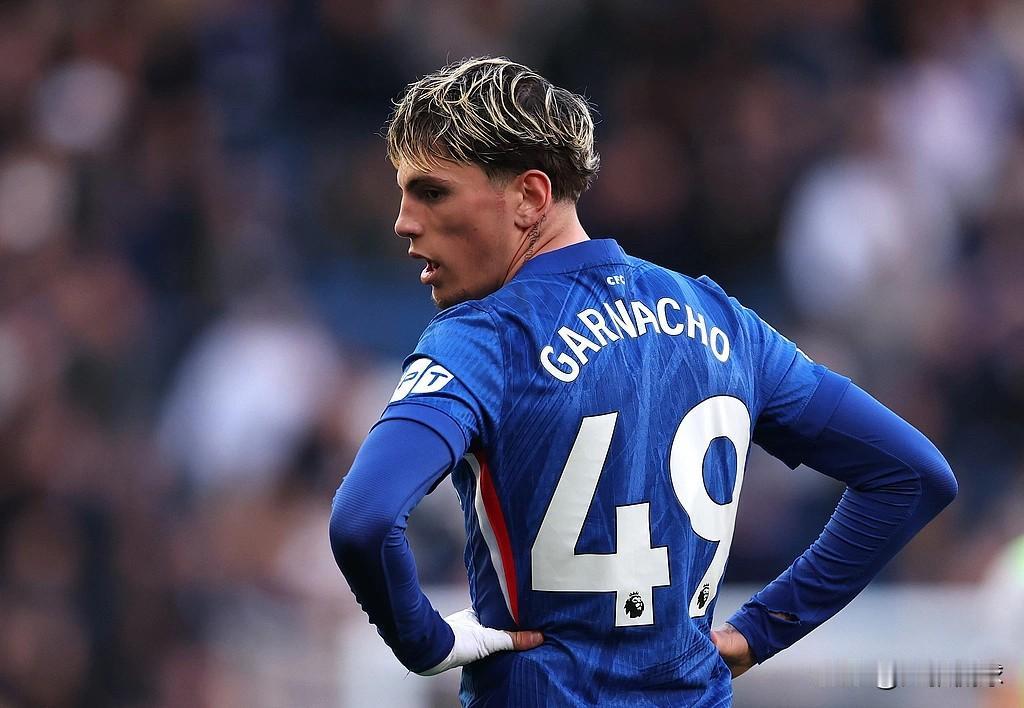 曾经的曼联太子🤴
21岁切尔西边锋：加纳乔，自从加盟切尔西处境艰难，个性独特，