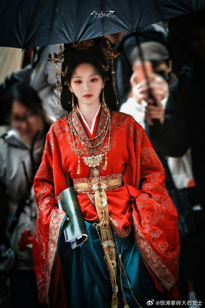 田曦薇嫁金钗红衣婚服田曦薇嫁金钗红色婚服造型 红衣似火，眸光潋滟！田曦薇嫁金钗婚