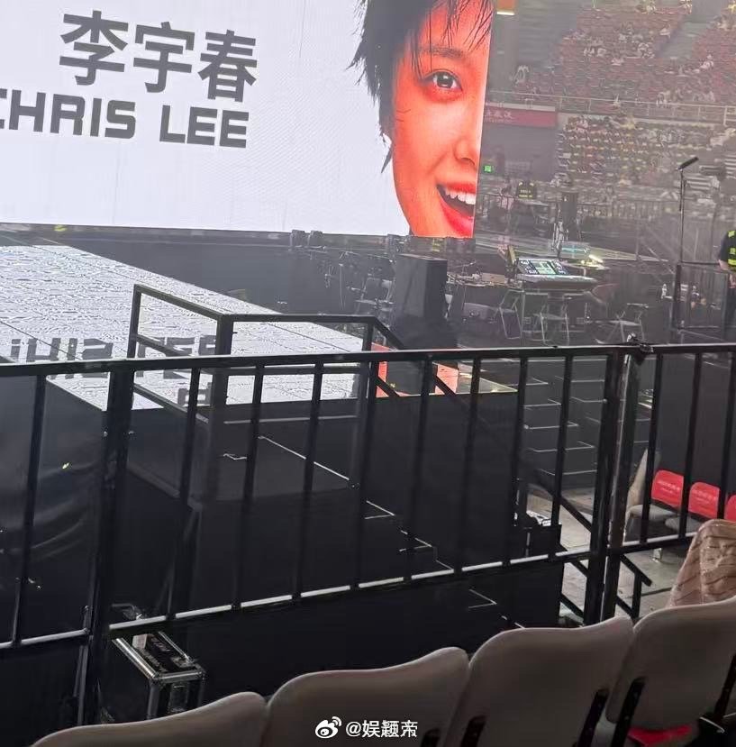 这跟坐李宇春腿上听有什么区别 李宇春在成都巡演的舞台距离太顶了！近到让观众完全沉