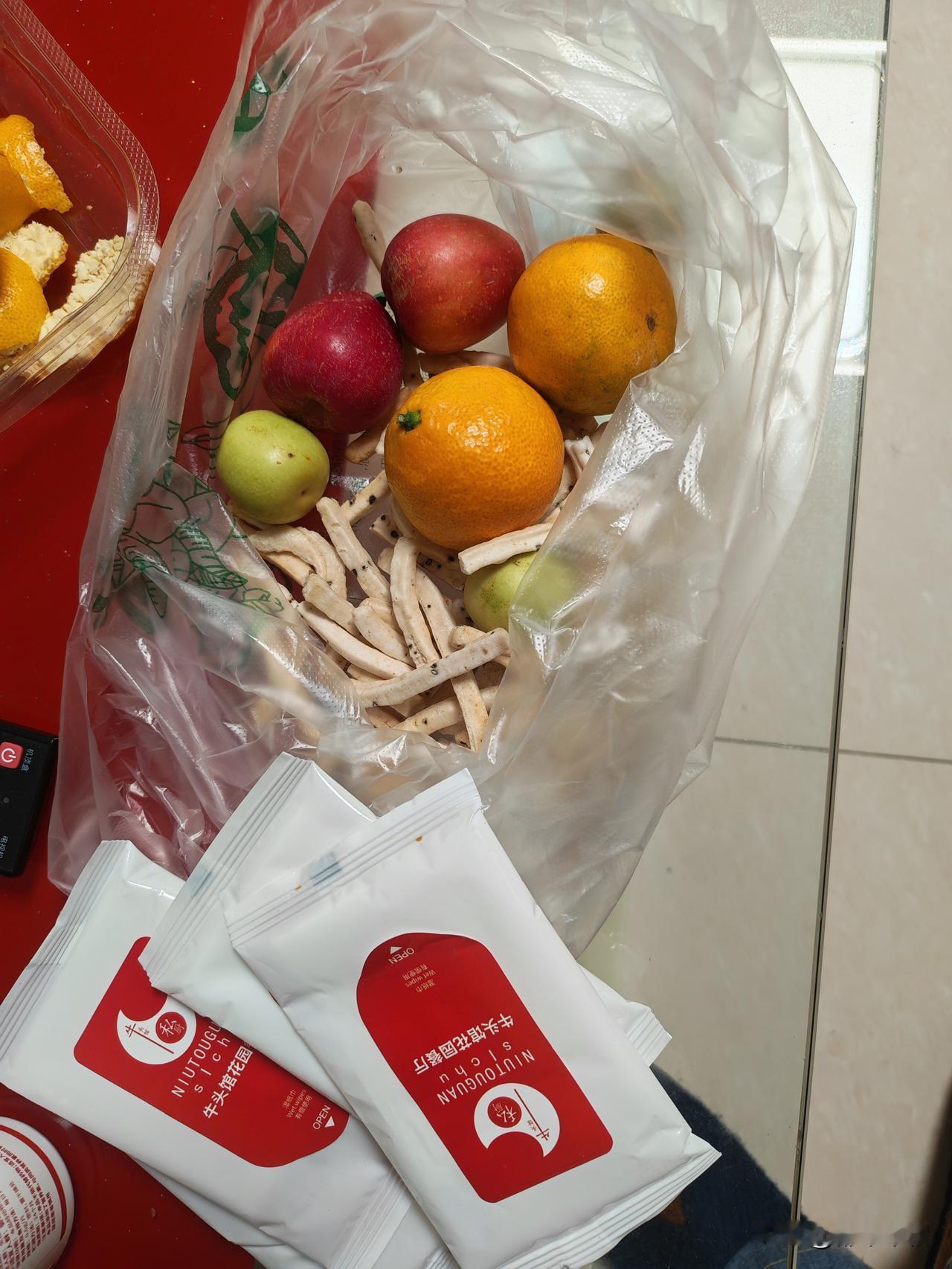 今天去黄公望一家餐馆吃饭，五个大人，两个孩子花了一千来块。东西不错，也算货真价实