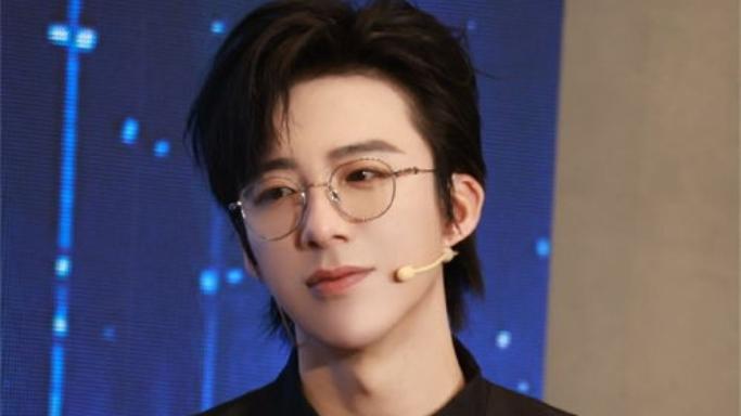 你知道吗？刘宇宁到了现代剧里，竟还是藏不住那股侠气！在热播剧《夜色暗涌时》中，他