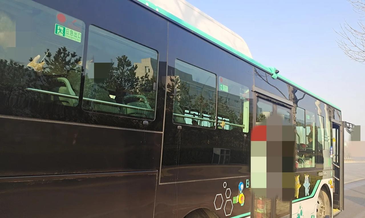 东营换了新公交车，除了不太实用哪哪都挺好！


东营有的路线换上了新的公交车，与