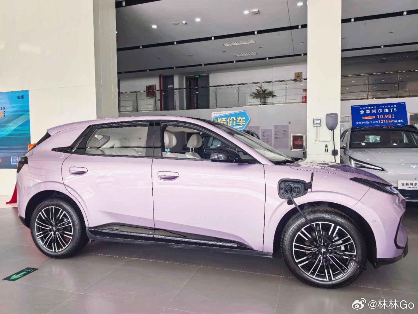 顺便看了一下极狐，T1有个限时价5.98万起，还有个8000的补贴大礼包。主要是