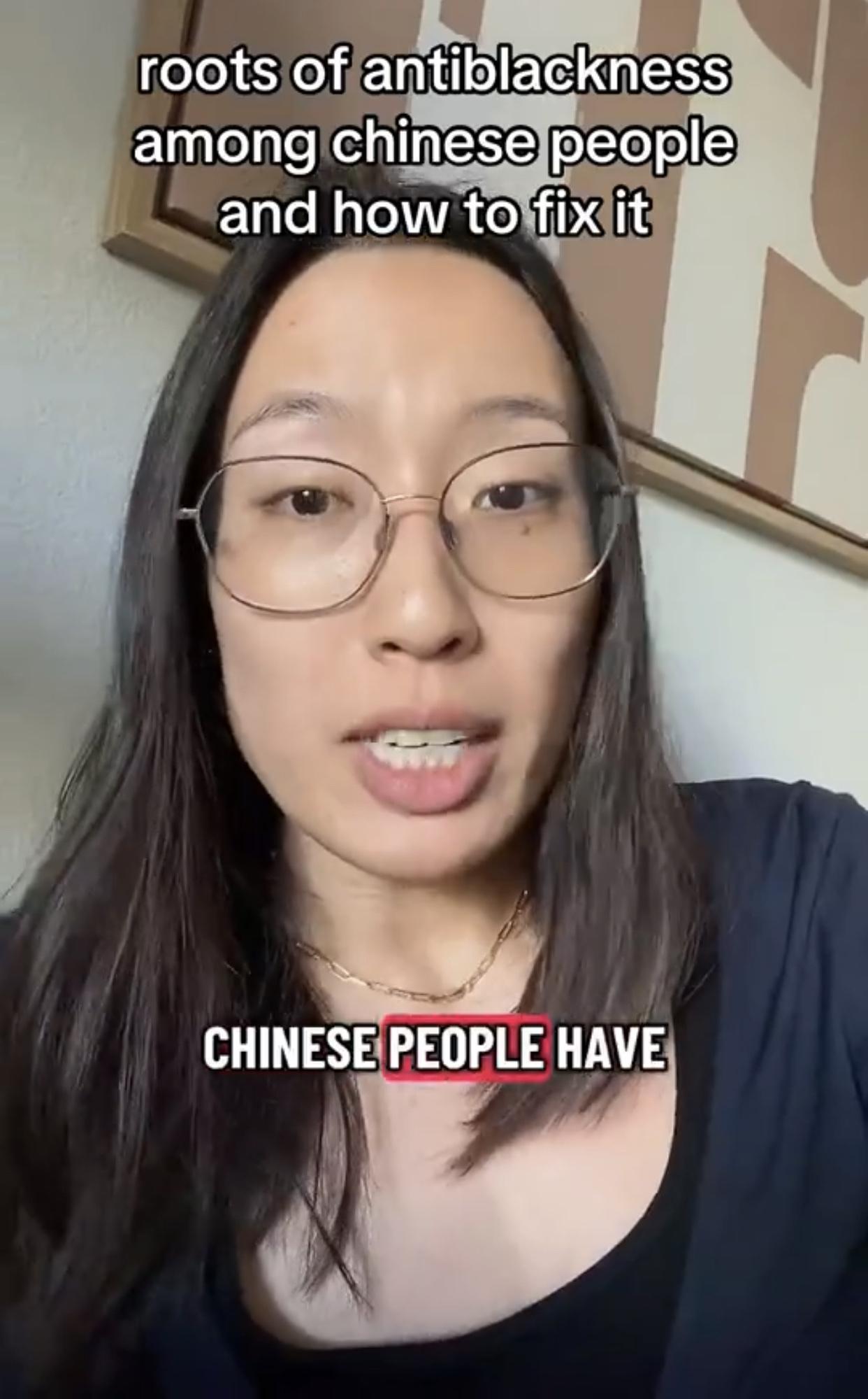 有一位外国华裔网红表示：中国最近流行的一种叫做娜塔莎的黑娃娃橡胶玩偶，是对黑人的