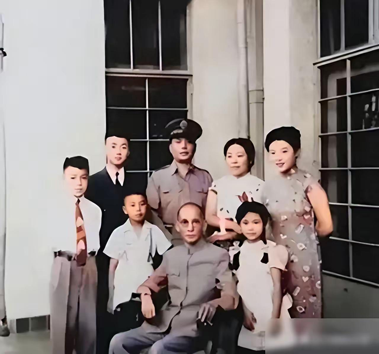 以前刷到过顾映秋的老照片，终于懂什么叫“云南一号美人”了。
鹅蛋脸线条舒展，眉眼