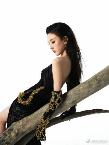 宋祖儿美女蛇宋祖儿美女蛇的即视感呀，有一种枯木逢春的美丽。大漠荒芜的生命力，真的