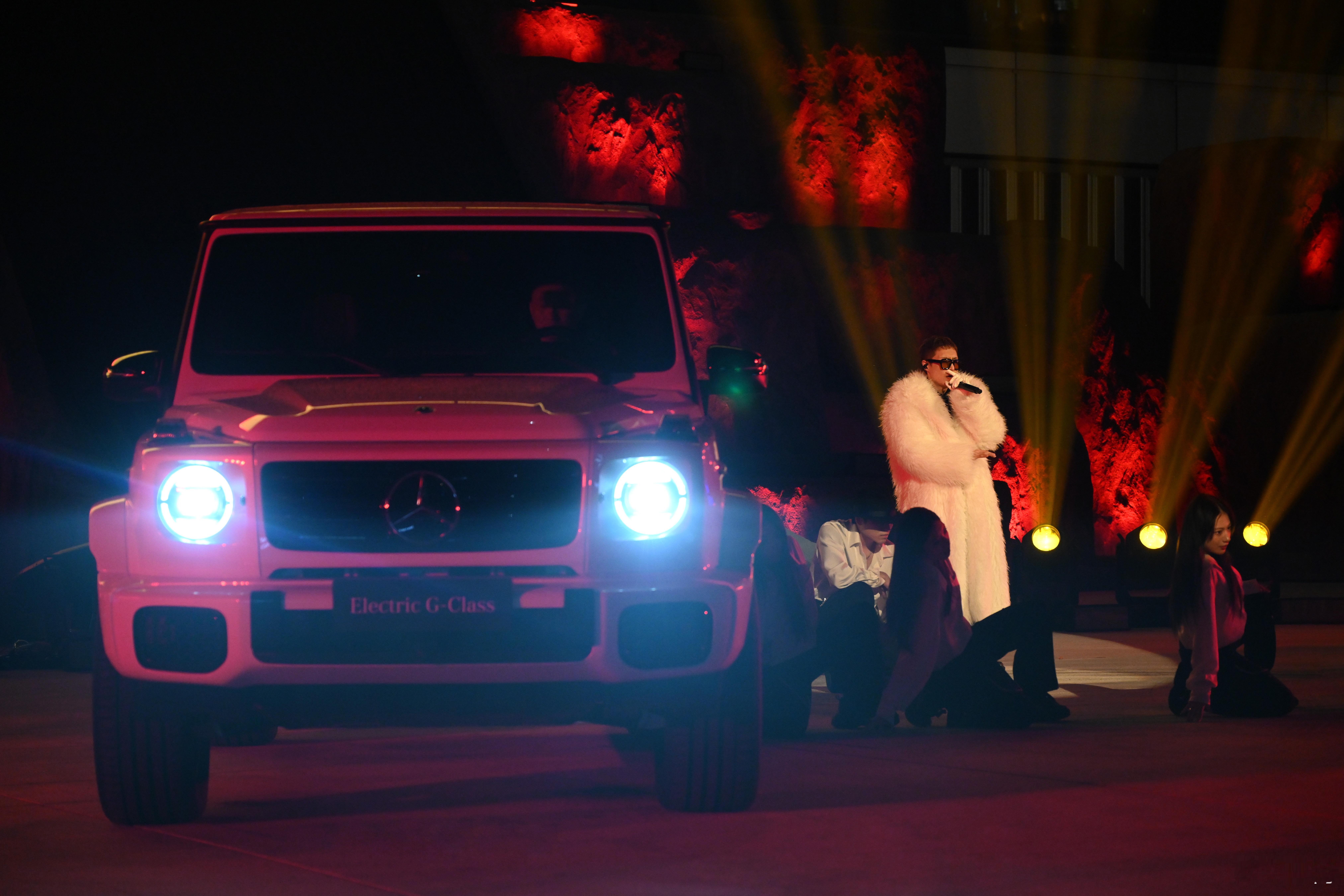 奔驰全新一代大G来了，而且一次来了仨。G 500（燃油），AMG G63（燃油）