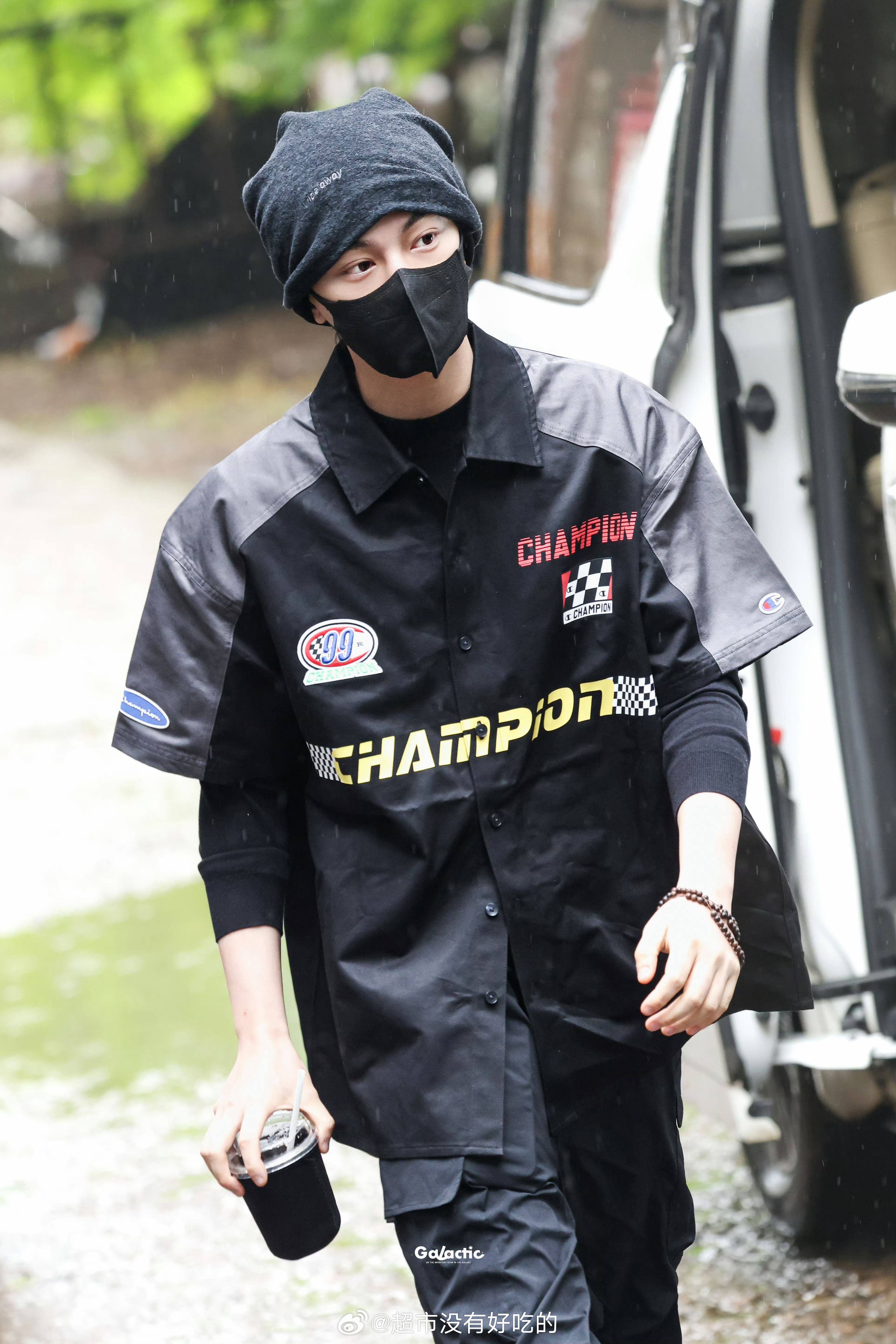 丁禹兮《司宫令》今日上班路透黑衫➕冷帽，雨天出街的酷哥机车风格也好帅，活力满满丁