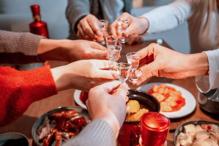 上联：茶香迎远客
下联：酒醇宴近亲