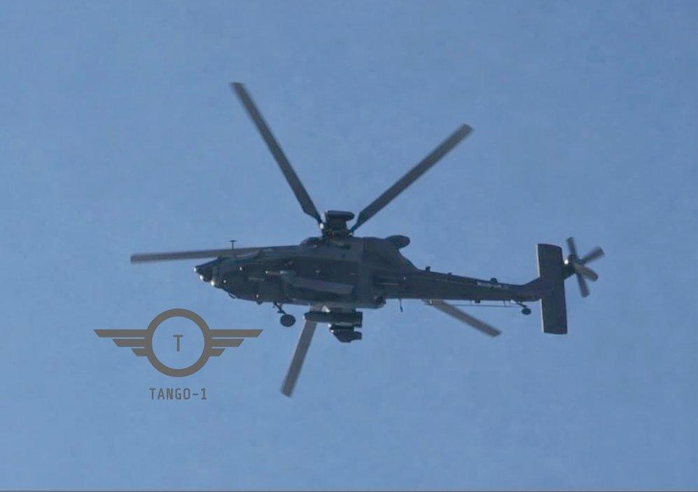 重武直的最新照片，有趣的细节，重直在机腹挂了一个长条状的外挂设备，有点像是副油箱