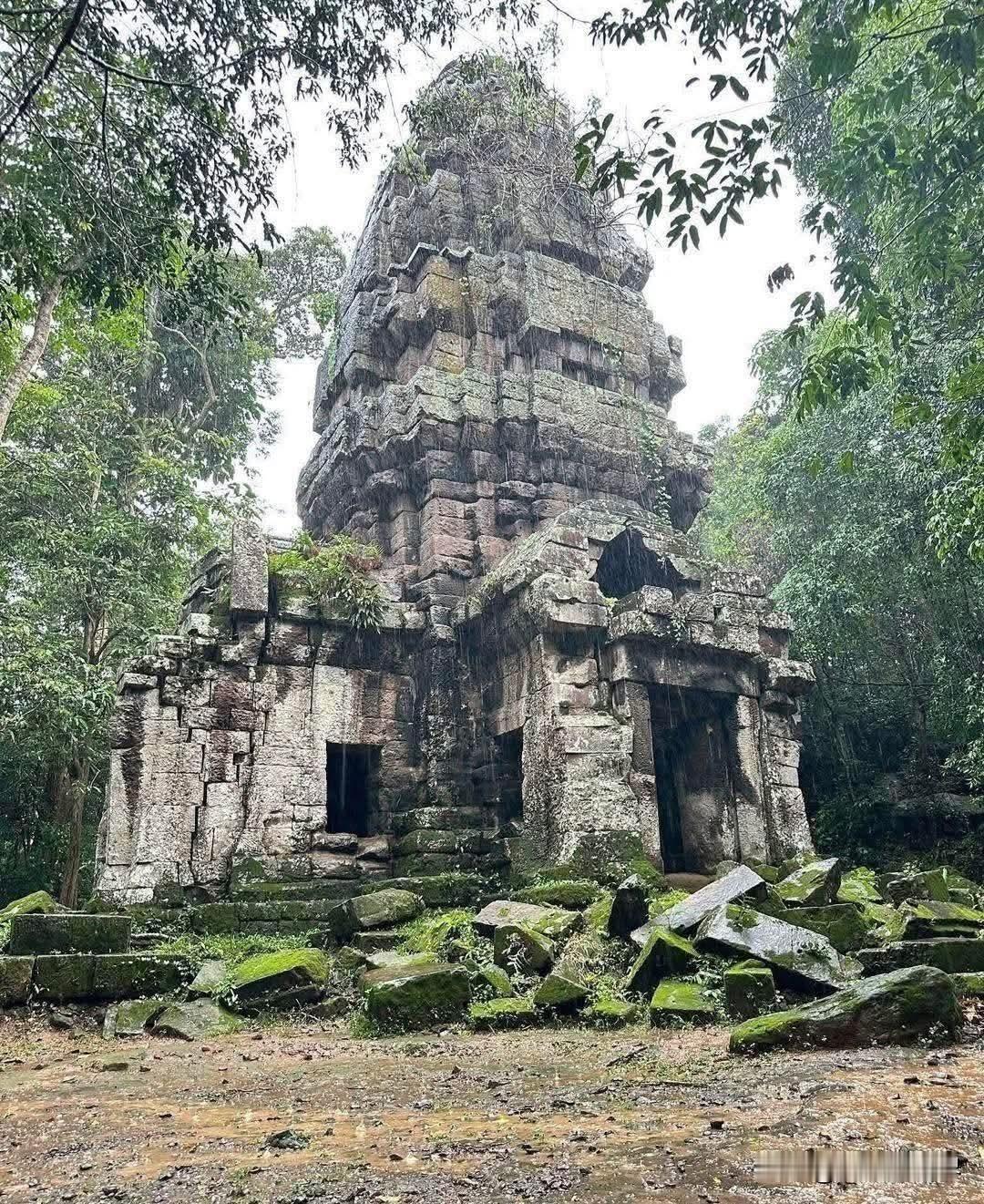 塔克拉贝寺是柬埔寨的一处神圣文化遗址，由于泰国军队使用炸弹和重型武器进行攻击，该