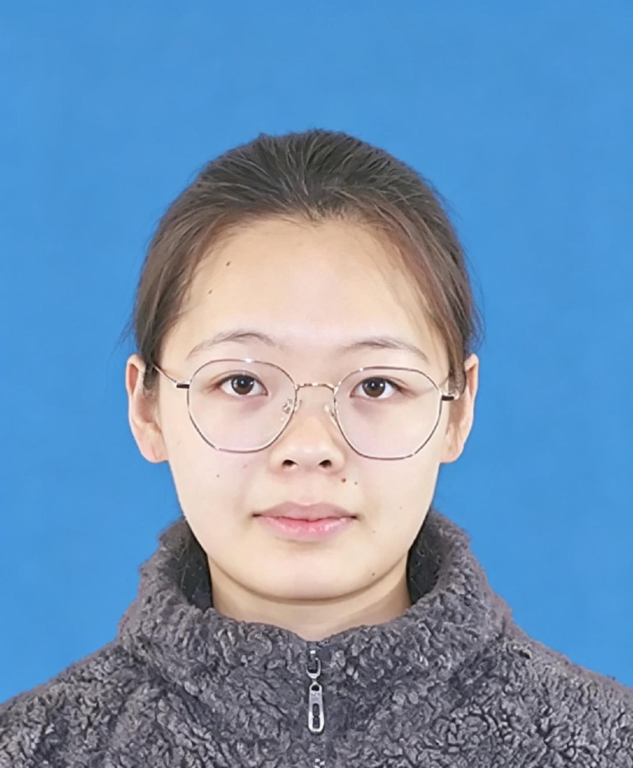 严慧，女，汉族，2003年5月生，中共党员，淮阴师范学院旅游管理专业的一名学生。