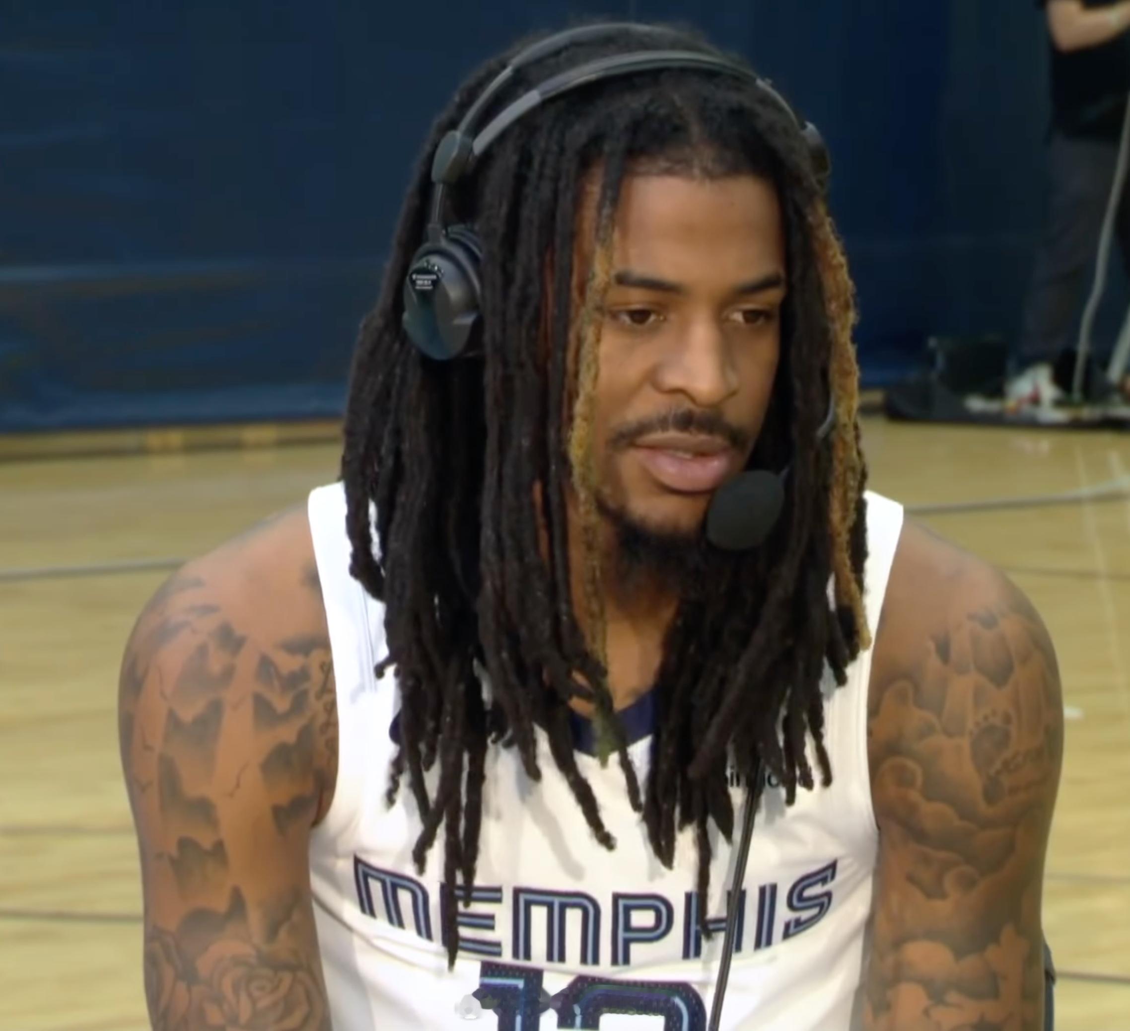 今年除了进媒体室，每名灰熊球员还在训练馆接受了孟菲斯本地媒体 Grind Cit