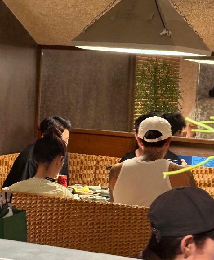 黄子韬徐艺洋三里屯吃火锅 三里屯火锅局的惊喜偶遇！两人边吃边聊超有烟火气，徐艺洋