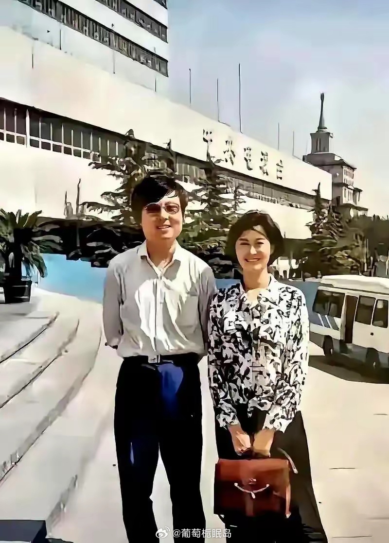 原来他是敬一丹丈夫，放弃体制内投身商业，生一女与妻子恩爱一生 ​​​