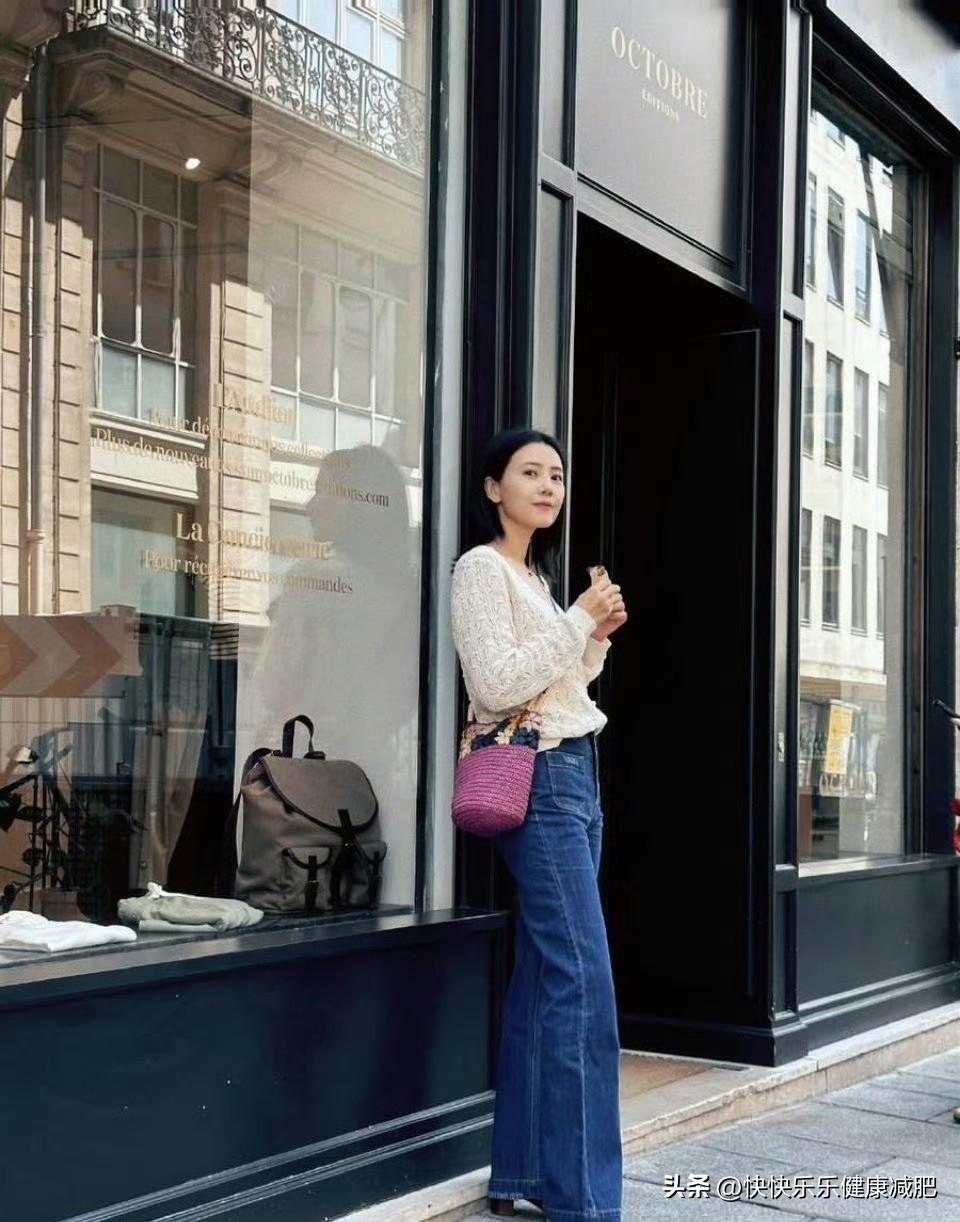 每日晒出最美照片46岁高圆圆旅行穿搭刷屏，短上衣+牛仔裤凭高级松弛感火遍全网，4