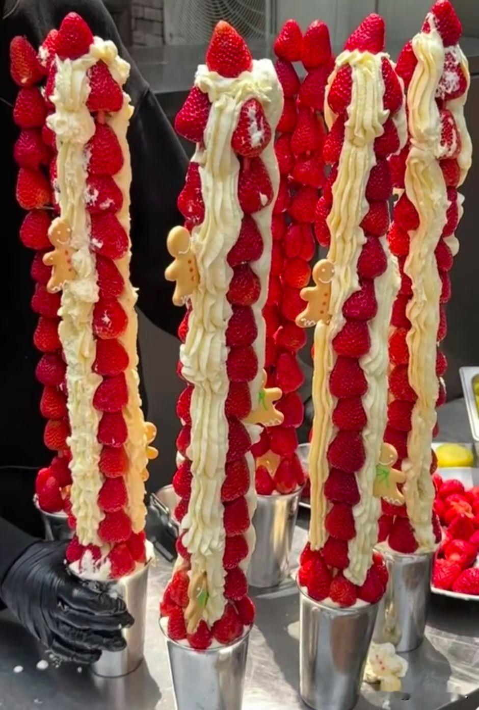 民间有高手啊！我就知道吃草莓，结果卖草莓的把草莓都整成草莓树了。这也太有才了吧！