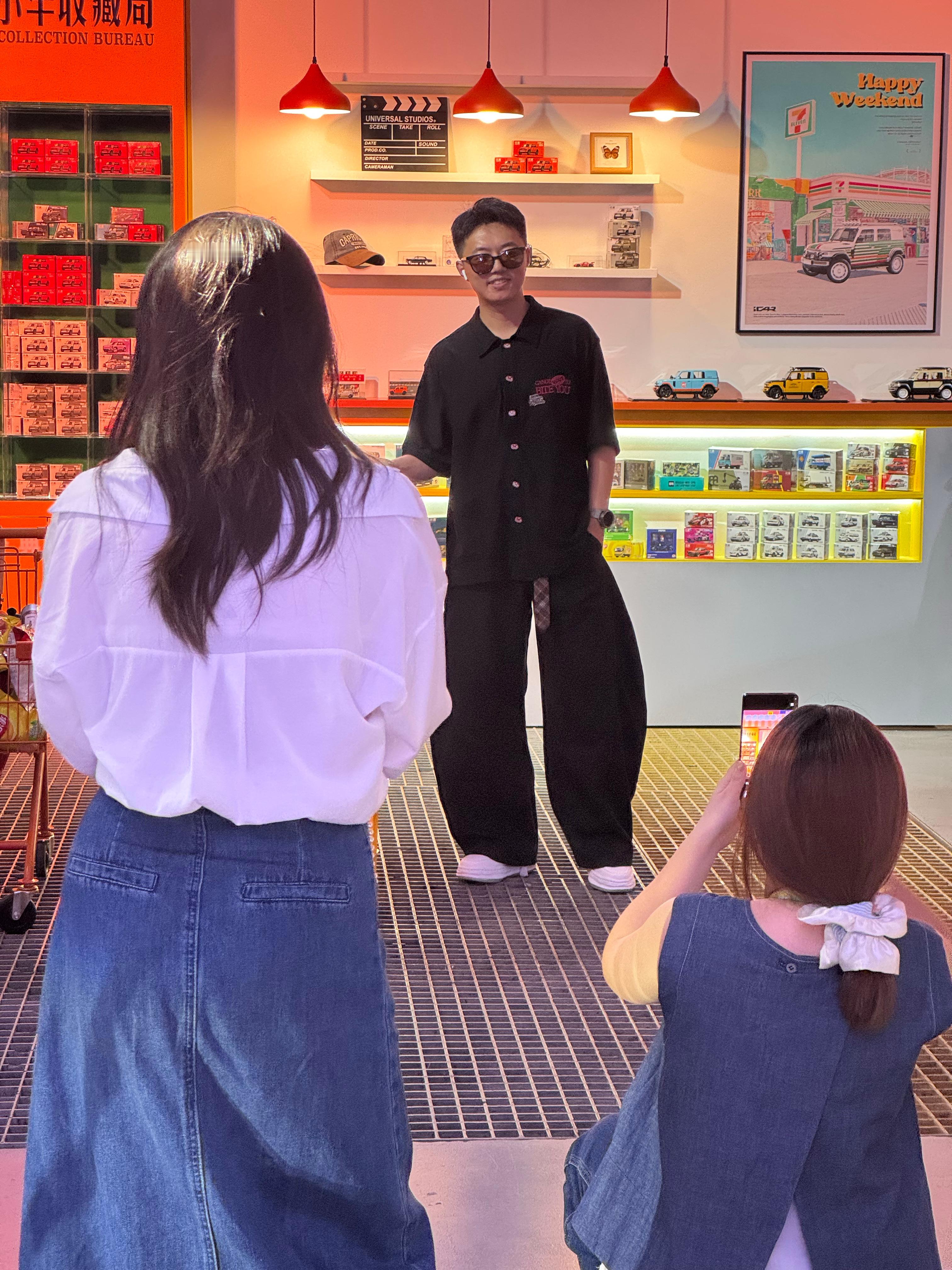 什么标准，俩姑娘给你拍照[哼] ​​​
