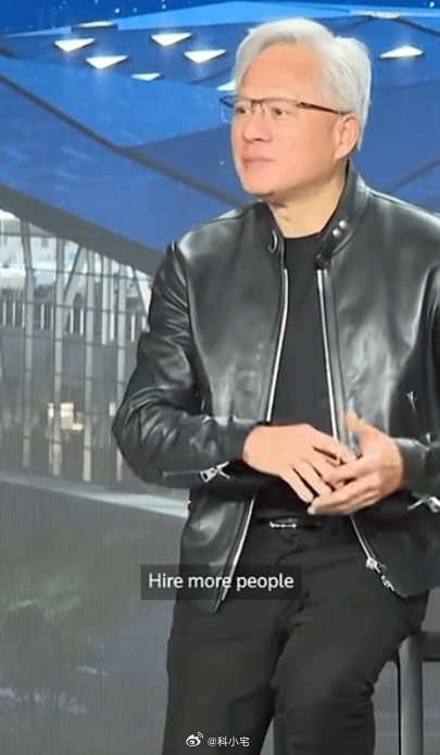 很多人对于 AI 发展持有焦虑情绪，觉得自己的职业会被替代。黄仁勋则表示：AI根