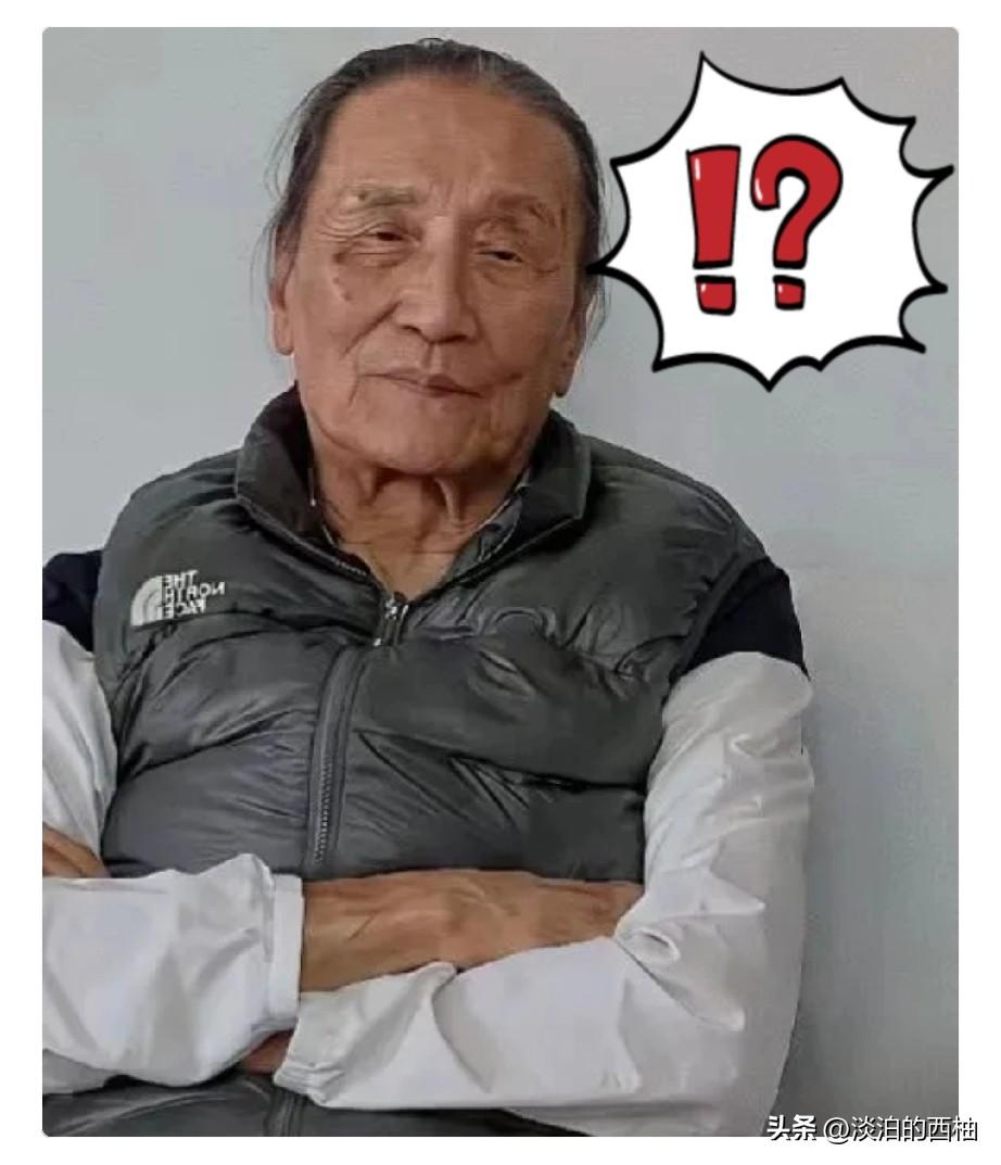 据说这是谢贤最后的照片，
其实很多人不知道，
他晚年在赤柱那套海景房里，过的是什