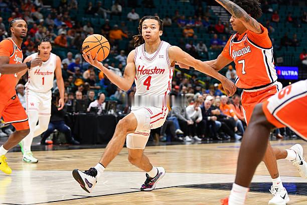 休斯顿大学以78比74战胜了雪城大学。休斯顿大学先发大一后场金斯顿-弗莱明斯（K