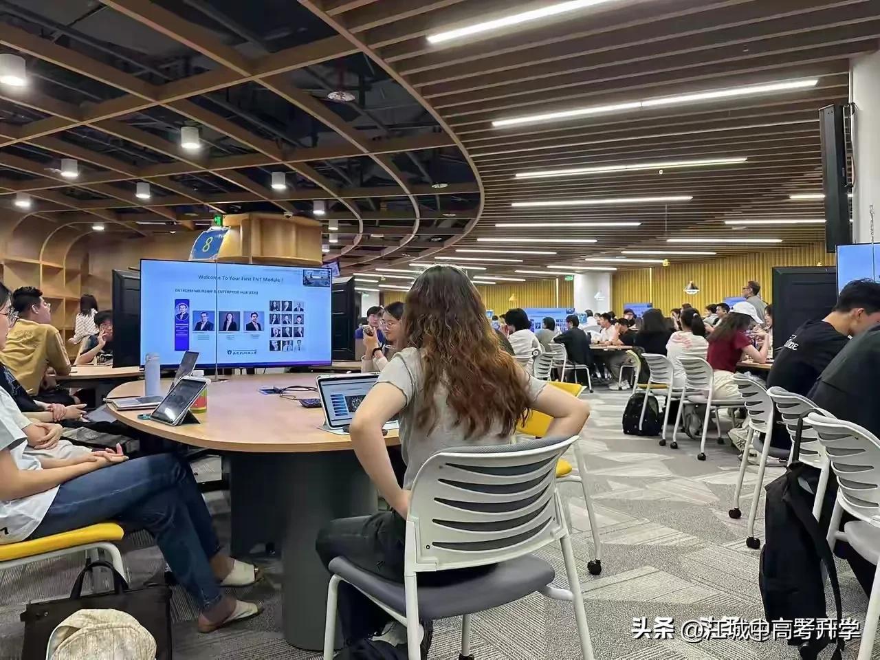 西交利物浦大学课堂，这是一节创业课，
这也应该是国内大学硬件的天花板级别了，
这