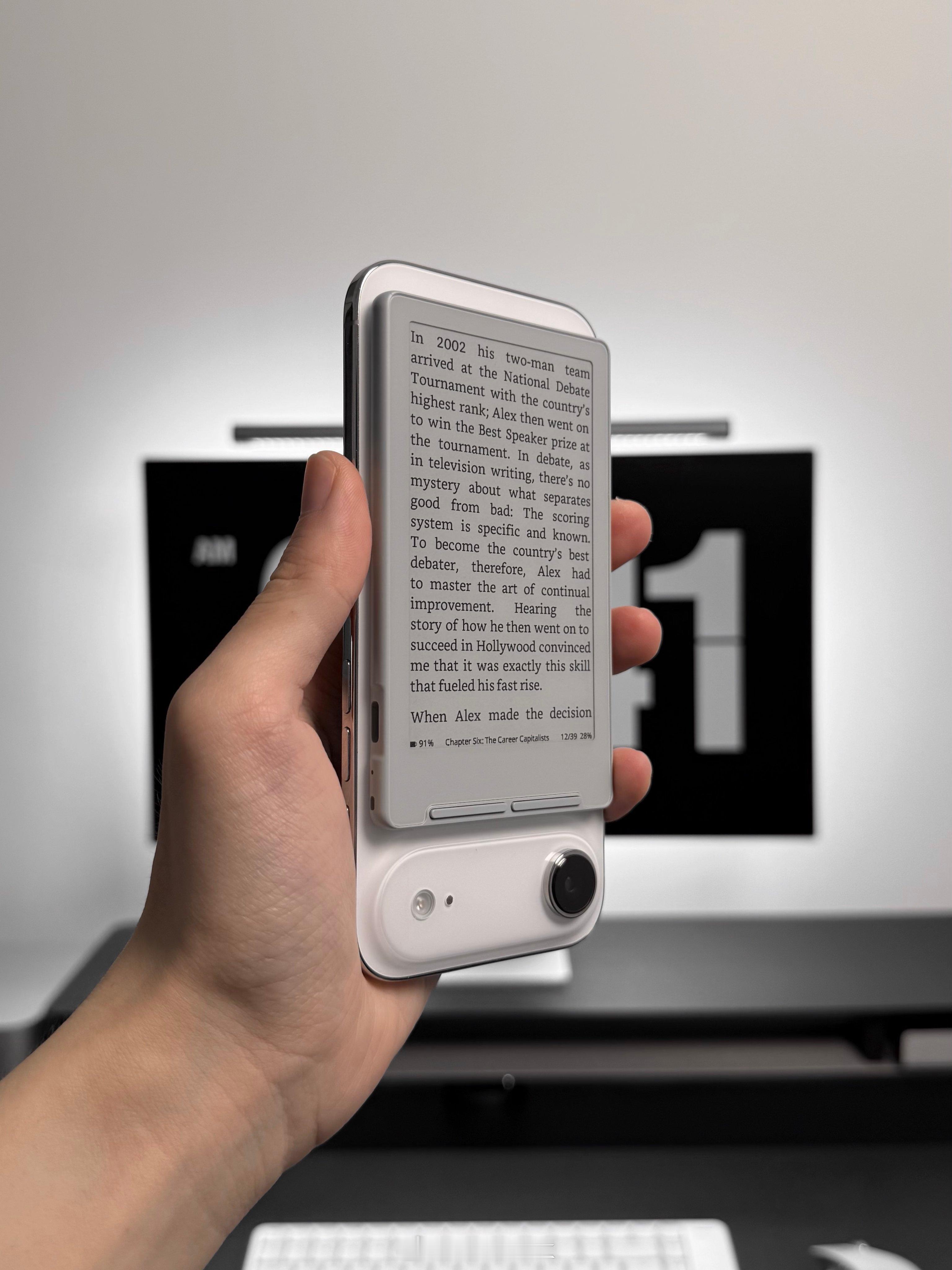 发现一个神奇的小众产品：Xteink X4磁吸电子墨水屏阅读器，超级轻薄，简直完