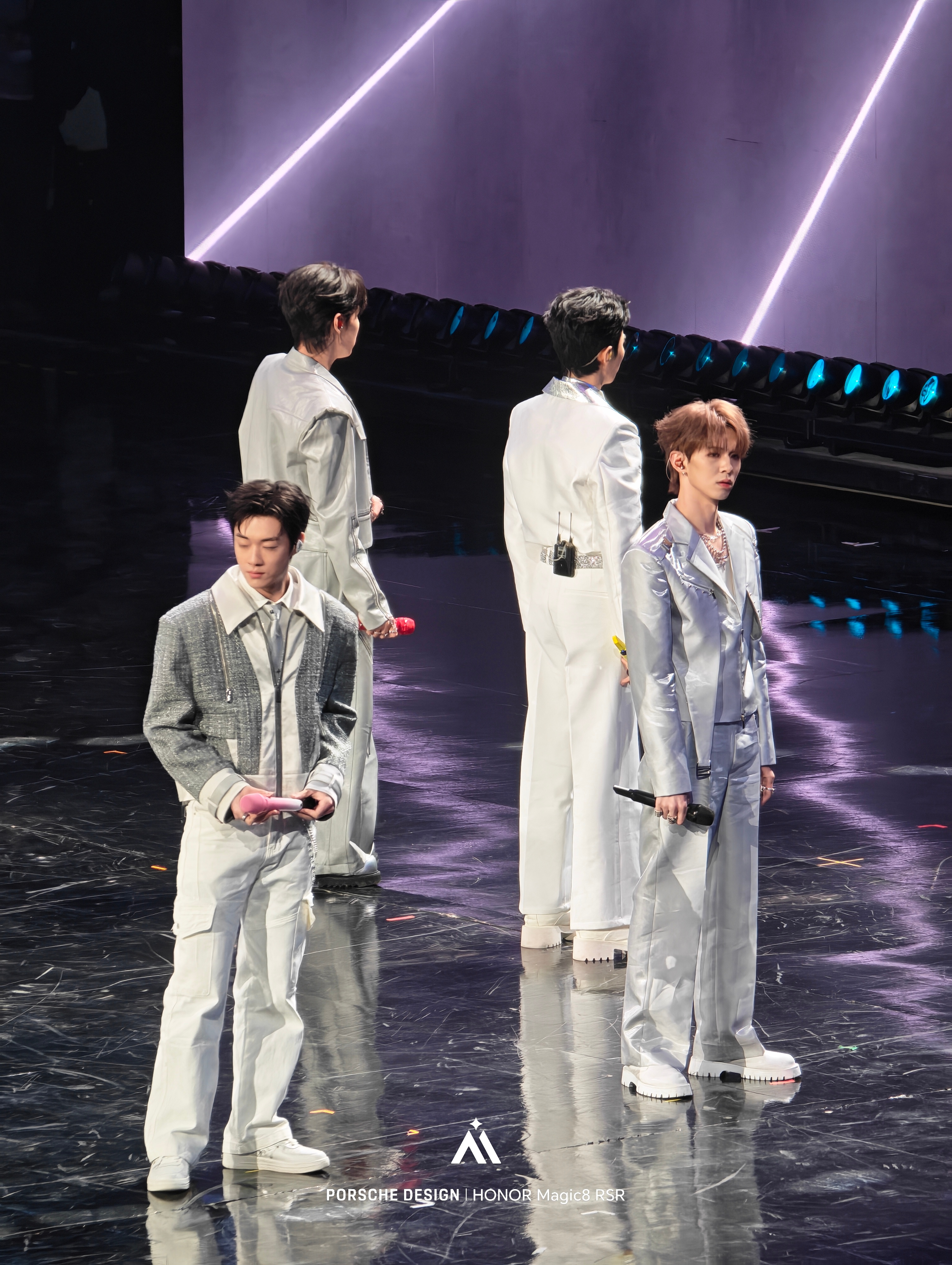 你怎么知道我在微博之夜内场，不信？我都有照片为证。当然，请忽略荣耀Magic8保