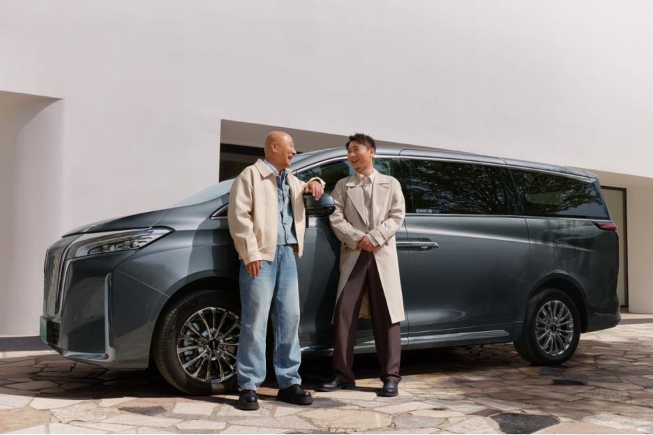 高山正加速成为高端圈层的出行首选。魏牌官宣央视春晚魔术师邓男子成为高山车主，继姜