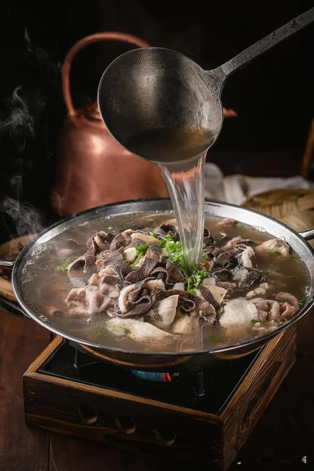 餐饮大事件！第十八届中国餐饮产业发展大会首入四川，落地乐山掀美食风暴！
《川菜》