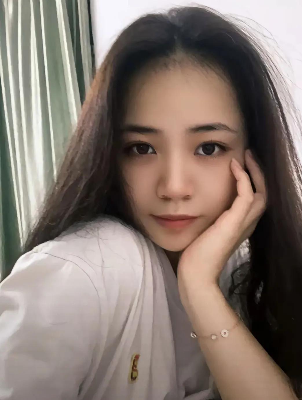 在那个风和日丽的下午，30岁的她独自坐在公园的长椅上，看着一对对情侣甜蜜地走过，