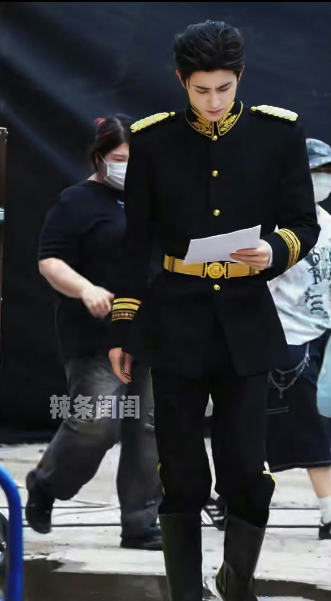 感觉衣服怪怪的，反正95生突然快人手一个军阀的造型 